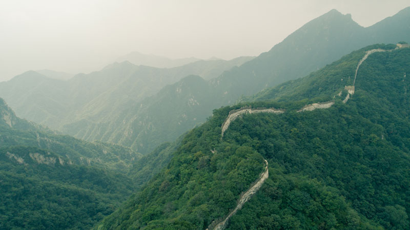 An aerial view of the Great Wall of China on a foggy day.